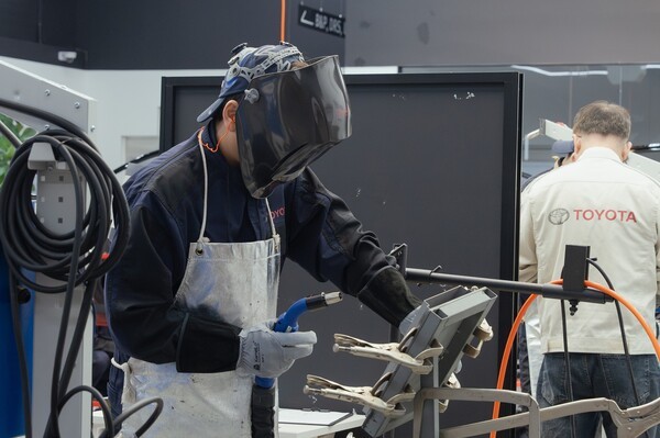 제7회 토요타 스킬 콘테스트에서 참가자가 판금 부문 경연을 펼치고 있다. (사진=토요타코리아)