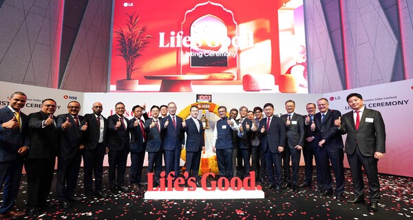 지난달 14일(현지시간) LG전자 인도법인이 인도 뭄바이 국립증권거래소(NSE)에서 거래를 시작했다. 상장식에는LG전자 조주완 CEO와 NSE 아쉬쉬 차우한 CEO를 포함한 경영진 및 주요 인사가 참석했다. 이 자리에서 LG전자는 인도 시장에서의 미래 비전과 국민가전 라인업을 공개했다. (사진=LG전자)