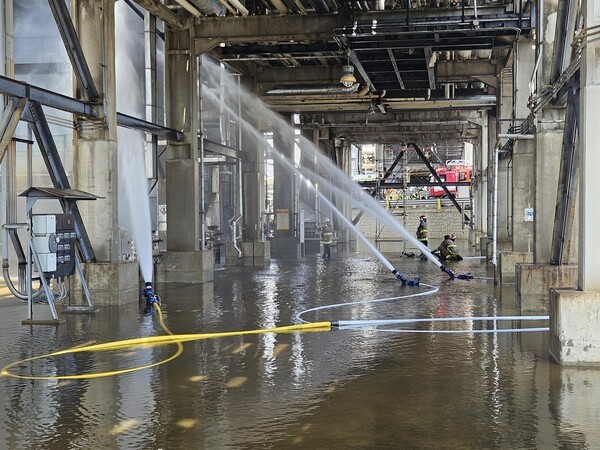 지난달 17일 오전 울산시 남구 SK에너지 수소 제조 공정에서 소방관들이 불이 난 공정에 물을 뿌려 냉각 작업을 벌이는 모습. (사진=울산소방본부)