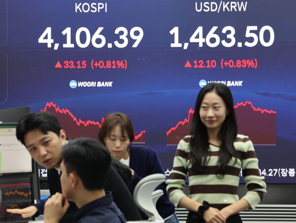 11일 서울 중구 우리은행 본점 딜링룸에서 딜러들이 대화하고 있다. (사진=연합뉴스)