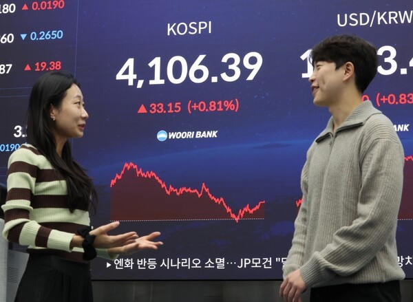 코스피가 33.15p(0.81%) 오른 4106.39에 거래를 마친 11일 서울 중구 우리은행 본점 딜링룸에서딜러들이 대화하고 있다. (사진=연합뉴스)