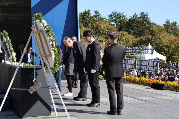 유엔 참전용사 국제 추모의 날에 국민대표로 헌화하는 이중근 부영그룹 회장(오른쪽에서 세번째) (사진=부영그룹)