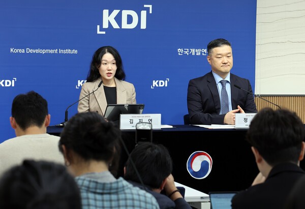 김지연 한국개발연구원(KDI) 경제전망실 전망총괄(왼쪽)이 11일 정부세종청사 기재부 브리핑실에서 2025년 하반기 경제전망에 관해 설명하고 있다. 오른쪽은 정규철 거시금융정책연구부장. (사진=연합뉴스)