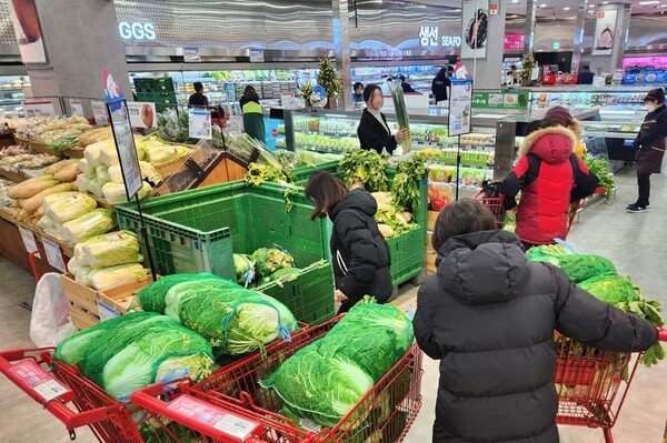 롯데마트에서 고객들이 배추를 보고 있는 모습. (사진=롯데마트)