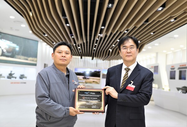 안홍규 한화에어로스페이스 임원(왼쪽)과 정상욱 CMMI 선임심사원이 인증 후 기념촬영을 하고 있다. (사진=한화에어로스페이스)