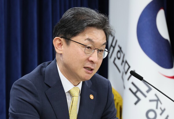 이억원 금융위원장이 12일 서울 종로구 정부서울청사에서 출입기자단 월례 간담회를 하고 있다. (사진=연합뉴스)