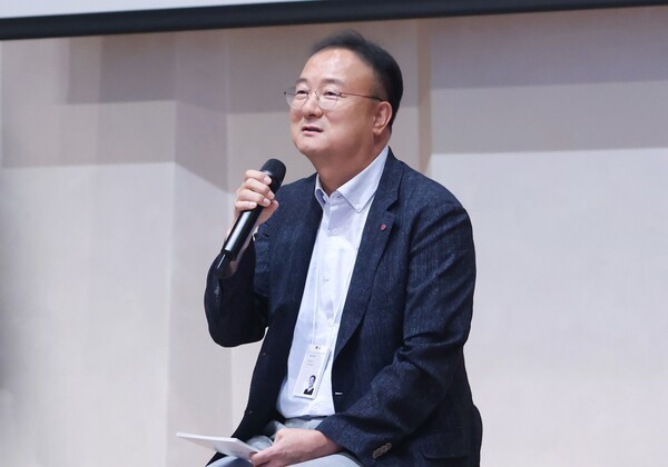 문혁수 LG이노텍 대표가 최근 열린 사업장 현장경영에서 임직원들에게 미래 신사업 계획에 대해 설명하고 있다. (사진=LG이노텍)