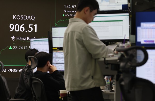 코스닥 지수가 전장보다 22.24포인트(2.52%) 상승한 906.51로 거래를 마친 12일 서울 하나은행 본점 딜링룸에서 딜러들이 업무를 보고 있다. (사진=연합뉴스)