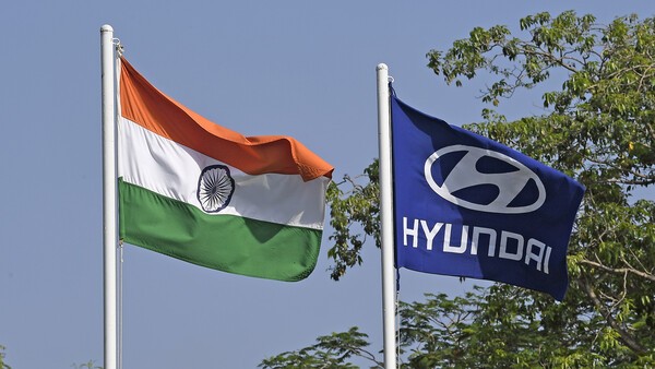 인도국기(왼쪽)와 현대차기가 나란히 걸린 모습. (사진=현대자동차)