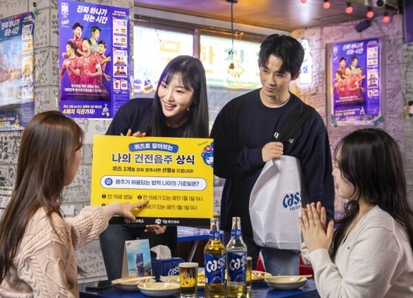 13일 수능일 저녁 오비맥주가 서울 건국대학교 일대 식당 손님들을 대상으로 미성년 음주 예방을 위한 '귀하신분' 캠페인을 펼치고 있다. (사진=오비맥주)