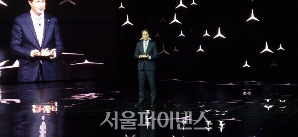 올라 칼레니우스 메르세데스-벤츠그룹 이사회 의장 겸 CEO가 14일 오전 인천 파라다이스시티에서 열린 기자간담회에 참석해 미래전략에 대해 설명하는 모습. (사진=문영재 기자)