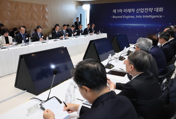 김민석 국무총리가 14일 경기도 화성시 우정읍 기아 오토랜드화성 화성대에서 열린 제1차 미래차 산업전략 대화에서 발언하고 있다. (사진=연합뉴스)