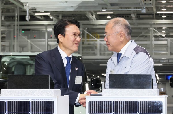 김민석 국무총리(왼쪽)가 14일 경기도 화성시 우정읍 기아 오토랜드화성에서 열린 이보 플랜트 동관 준공·서관 기공식 세리머니에 앞서 정의선 현대차그룹 회장과 악수하고 있다. (사진=연합뉴스)