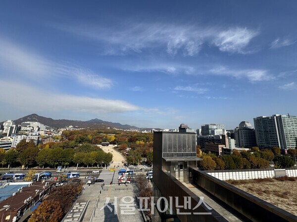 세운상가옥상에서 바라 본 종묘와 세운재개발4구역 (사진=오세정 기자)