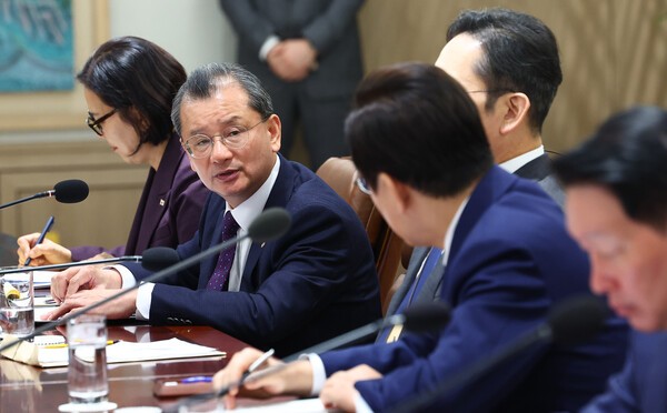 여승주 한화그룹 부회장은 16일 용산 대통령실에서 열린 이재명 대통령 주재 한미 관세협상 후속 민관 합동회의에서 국내 조선·방산 분야 11조원 투자 계획을 설명했다 (사진=연합뉴스)