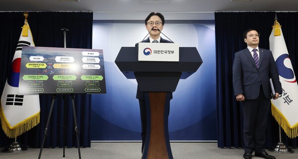 김정관 산업통상부 장관이 14일 서울 종로 정부서울청사에서 한미 관세 협상 팩트시트 및 MOU 관련 브리핑을 하고 있다. 오른쪽은 여한구 산업통상부 통상교섭본부장. (사진=연합뉴스)