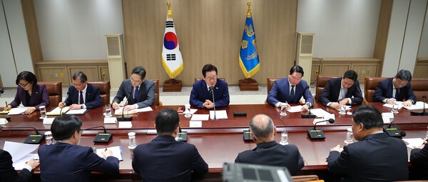 이재명 대통령이 16일 용산 대통령실에서 열린 한미 관세협상 후속 민관 합동회의에서 발언하고 있다. 오른쪽부터 하준경 경제성장수석, 정기선 HD현대 회장, 최태원 SK그룹 회장, 이 대통령, 이재용 삼성전자 회장, 여승주 한화그룹 부회장, 오현주 국가안보실 3차장. (사진=연합뉴스)