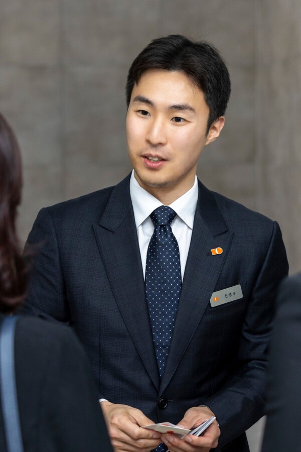 전병우 삼양식품 전무가 지난 6월 밀양 제2공장 준공식에서 해외 바이어들을 만나고 있다. (사진=삼양라운드스퀘어)