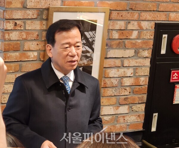 서유석 금융투자협회장이 17일 서울 여의도 카페에서 '제 7대 금유투자협회장 선거'에 대한 출마의지를 밝히고 있다.(사진=박조아 기자)