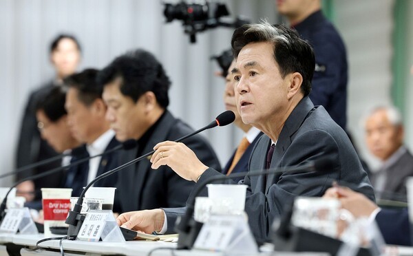 김태흠 충남지사가 17일 케이지(KG)스틸에서 '제9차 경제상황 현장 점검회의'를 개최하는 모습(사진=충남도)