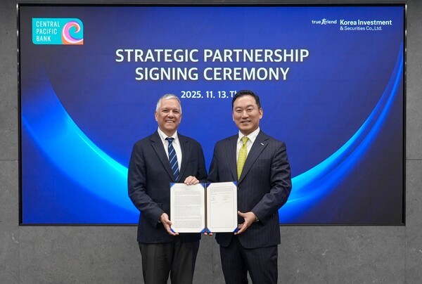 김성환 한국투자증권 사장(오른쪽)과 아놀드 마티네즈 센트럴 퍼시픽 뱅크 행장이 기념 사진을 촬영하고 있다.(사진=한국투자증권)