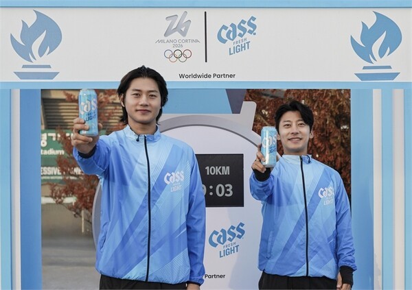 카스 라이트 모델이자 펜싱 국가대표 오상욱 선수(왼쪽)와 카스 올림픽 앰버서더이자 전 쇼트트랙 국가대표 곽윤기 선수(오른쪽)가 지난 16일 열린 '올림픽데이런 2025 in 전주' 현장에서 '카스 라이트' 브랜드 부스를 배경으로 기념 사진을 촬영하고 있다. (사진=오비맥주)
