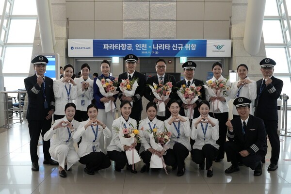 17일 인천국제공항에서 진행된 파라타항공 인천-나리타 취항식에서 윤철민 대표이사(뒷줄 오른쪽에서 5번째)와 임직원들이 기념 촬영을 하고 있다. (사진=파라타항공) 
