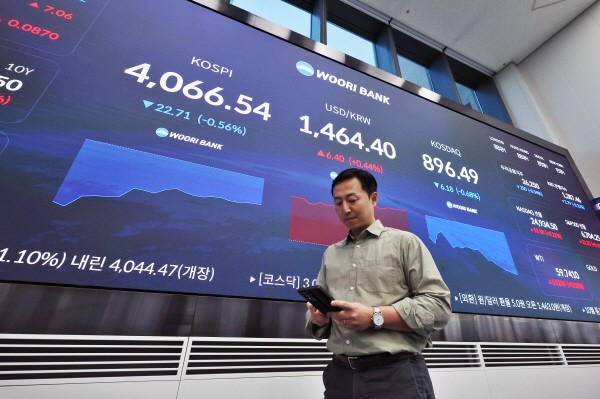 18일 오전 서울 중구 우리은행 본점 딜링룸 현황판에 코스피 지수 등이 표시돼 있다.(사진=연합뉴스)