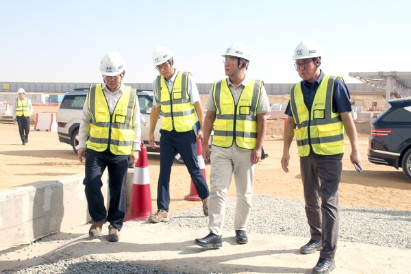 정의선 회장이 HMMME 신공장 건설현장에서 직원들을 격려한 후 공장으로 이동하는 모습 (사진=현대자동차그룹)