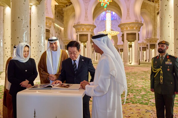 아랍에미리트(UAE)를 국빈 방문 중인 이재명 대통령이 17일(현지시간) 아부다비에 위치한 셰이크 자이드 그랜드 모스크를 방문해 방명록을 작성하고 있다. (사진=연합뉴스/공동취재)