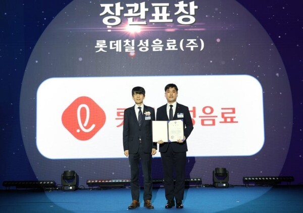 (왼쪽부터) 안세창 기후에너지정책실장, 김지훈 롯데칠성음료 차량지원담당 매니저. (사진=롯데칠성음료)