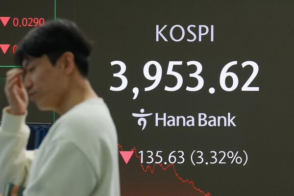 18일 서울 중구 하나은행 본점 딜링룸에서 딜러가 업무를 보고 있다. (사진=연합뉴스)