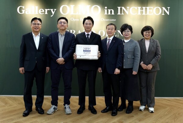 18일 열린 ‘올모인천’ 개소식에서 (왼쪽부터) 최창빈 대상 경영안전본부장, 김형준 현대제철 실장, 김현종 올모 대표, 김정대 한국장애인고용공단 본부장, 송정선 한국장애인고용공단 인천지사장, 이효성 한국장애인고용공단 경기북부지사장이 기념 촬영을 하고 있다. (사진=대상)