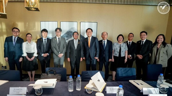 지난 1일 부산에서 박상신 DL이앤씨 대표가 페르디난드 마르코스 주니어 필리핀 대통령과 만나 사진을 찍고 있다. 왼쪽 다섯 번째부터 페르디난드 마르코스 주니어 필리핀 대통령, 박상신 DL이앤씨 대표, 유재호 DL이앤씨 플랜트사업본부장, 버나뎃 테레세 페르난데스(Bernadette Therese C. Fernandez) 주한 필리핀 대사.(사진=DL이앤씨)