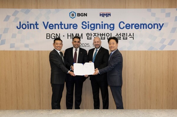 HMM 여의도 사옥에서 개최된 합작법인 설립식에서 정준 HMM 벌크사업본부장(오른쪽 첫번째)과 오잔 투르굿 BGN 대표(오른쪽 두번째)가 기념촬영을 하는 모습 (사진=HMM)