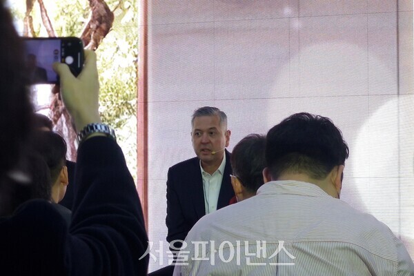 헥터 비자레알 한국지엠 사장이 19일 서울 강남 앤헤이븐에서 열린 캐딜락 전기 SUV 에스컬레이드 IQ 출시행사에 참석한 모습 (사진=문영재 기자)