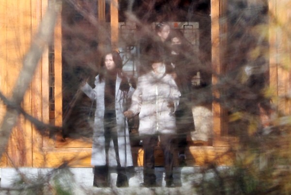 19일 오전 경기도 용인시 호암미술관 인근 선영에서 열린 호암 이병철 삼성 창업회장 38주기 추도식에 홍라희 삼성미술관 리움 명예관장, 이부진 호텔신라 사장, 이서현 삼성물산 사장이 참석해 있다. (사진=연합뉴스)