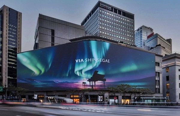 신세계백화점 프리미엄 여행 플랫폼 '비아신세계' 디지털 광고. (사진=신세계)