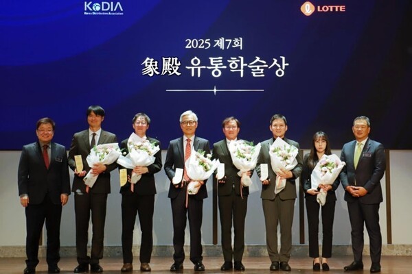 왼쪽부터 박경도 한국유통학회장, 이태희 계명대 교수, 허원무 인하대 교수, 한상린 한양대 교수, 김창주 리츠메이칸대 교수, 이성호 국립한밭대 교수, 이예령 화성의과대 교수, 김상현 롯데 유통군 총괄대표 부회장. (사진=롯데 유통군)