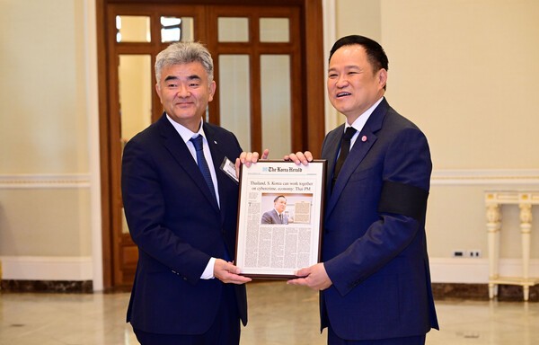 정원주  대우건설 회장과 아누틴 찬위라꾼 태국 총리(오른쪽)가 면담 후 기념촬영을 하고 있다. (사진=대우건설)