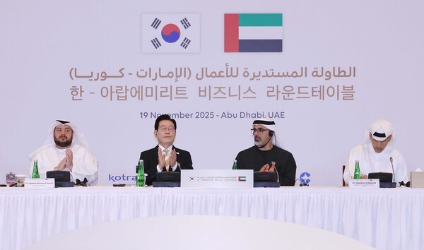 UAE를 국빈 방문 중인 이재명 대통령이 19일 아부다비의 한 호텔에서 열린 한-UAE 비즈니스 라운드테이블에서 박수치고 있다. 왼쪽부터 알 스와이디 투자부 장관, 이재명 대통령, 칼리드 왕세자, 칼둔 칼리파 알 무바라크 무바달라 CEO. (사진=연합뉴스)