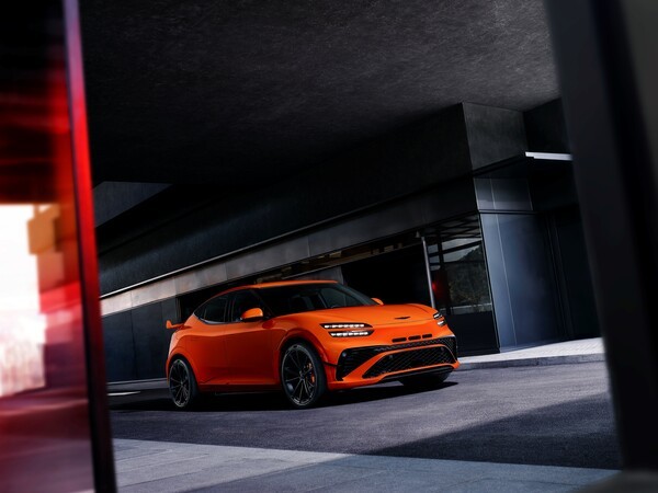 제네시스가 지난 13일 경기 용인 소재 복합문화공간 제네시스 수지에서 GV60 마그마를 공개했다. 사진은 GV60 마그마 정측면. (사진=제네시스)