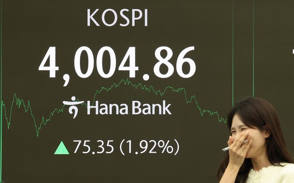 20일 오후 서울 중구 하나은행 본점 딜링룸 현황판에 코스피 지수가 표시돼 있다. (사진=연합뉴스)