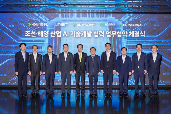 HD현대는 20일 판교 글로벌R&D센터에서 UNIST, 울산대학교와 '조선·해양 산업 AI 기술 개발 협력을 위한 업무 협약'을 체결했다. 사진은 (왼쪽 두 번째부터) 조영철 HD현대 부회장, 금석호 HD현대중공업 사장, 배경훈 부총리 겸 과학기술정보통신부 장관, 박종래 UNIST 총장, 오연천 울산대학교 총장, 정기선 HD현대 회장, 김형관 HD한국조선해양 사장, 정영근 HD현대로보틱스 로봇사업부문장 (사진=HD현대)