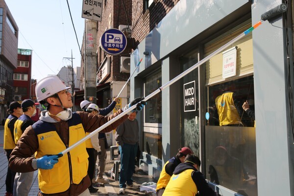 한화 건설부문과 서울특별시 기술교육원 동부캠퍼스 교육생들이 소상공인 노후점포 환경개선 활동에 참여하고 있다. (사진=한화 건설부문)