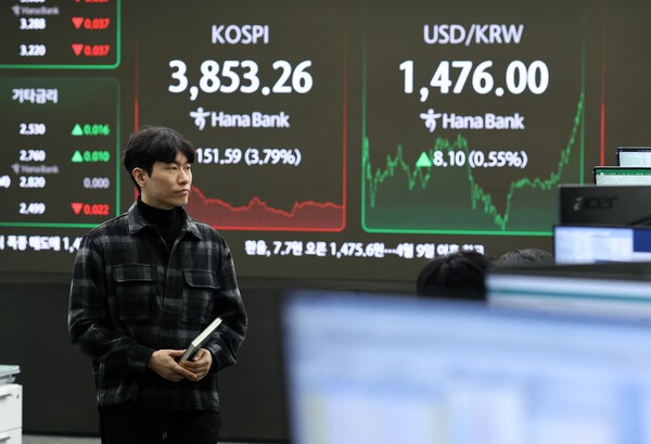 코스피가 전장보다 151.59포인트(3.79%) 하락한 3,853.26에 장을 마친 21일 서울 하나은행 본점 딜링룸에서 딜러들이 업무를 보고 있다.  (사진=연합뉴스)