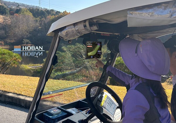 호반그룹이 서서울CC(경기 파주시 소재)에 AI 기반 골프장 운영통합 솔루션 '브이골프(Vgolf)'를 도입했다. 서서울CC 관계자들이 브이골프가 탑재된 단말기로 골프장 코스를 살펴보고 있다. (사진=호반그룹)