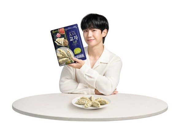 오뚜기가 프리미엄 만두 브랜드 'X.O.만두'의 리뉴얼 출시를 기념해 신규 TV CF를 공개했다. (사진=오뚜기)