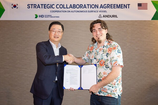 HD현대는 최근 서울 중구 웨스틴 조선호텔에서 HD현대중공업 주원호 사장(사진 왼쪽)과 안두릴 팔머 럭키 공동 설립자가 ASV 설계 및 건조계약을 체결했다고 23일 밝혔다. (사진=HD현대)