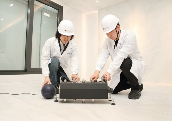서울 마곡에 위치한 LX하우시스 연구소에서 연구원들이 바닥충격음 테스트를 진행하고 있는 모습. (사진=LX하우시스)